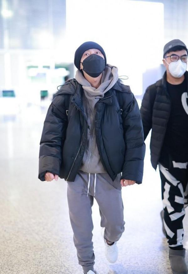 張衛健穿麵包服似“小巨人”，夾克裡面套件衛衣，這是有多怕冷