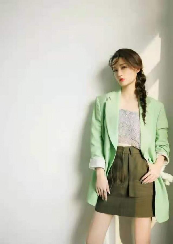 “李沁”越來越時髦了，穿黑色羽絨服配編髮，雖簡約卻很顯氣質