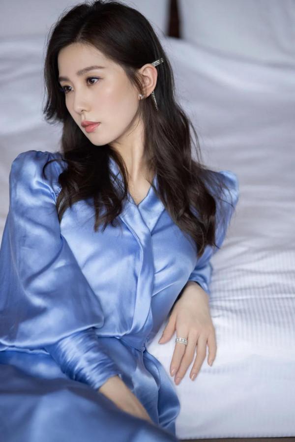 劉詩詩一襲藍裙溫柔優雅 完美肩頸線條氣質迷人，網友：仙女下凡