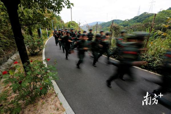真槍實彈!直擊超燃武警模擬實戰訓練 真槍實彈!直擊超燃武警模擬實戰訓練