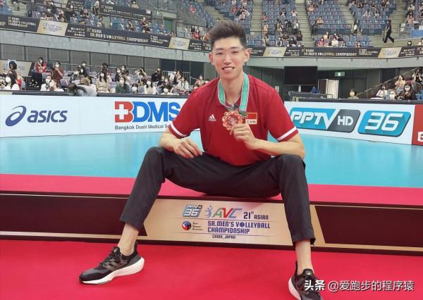 隊長江川帶頭慶祝，戴眼鏡帥氣斯文，球迷：“最佳接應”