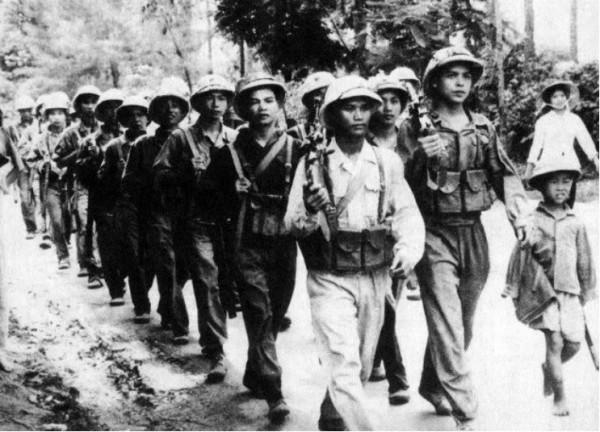 1981年，越南空軍上尉喬清陸，架機帶9人投奔我國，之後如何？