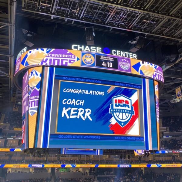 勇士主場大螢幕祝賀科爾出任美國男籃主帥