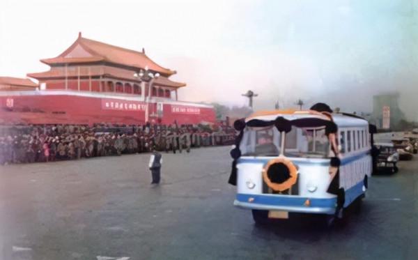 1976年周總理去世，鄧小平含淚下達3條命令，葉劍英指示即刻執行