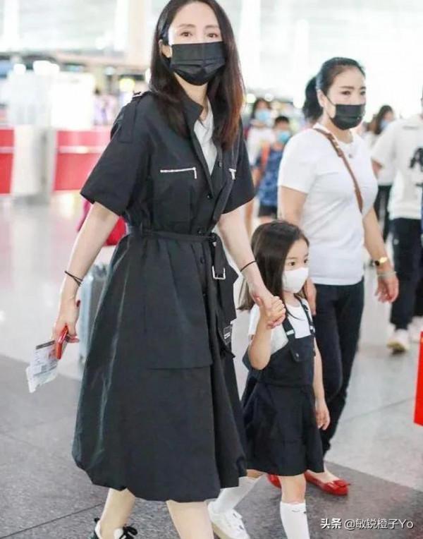 偶遇董璇帶女兒機場現身,溫馨快樂,小女孩酒窩可愛 偶遇董璇帶女兒機場現身,溫馨快樂,小女孩酒窩可愛