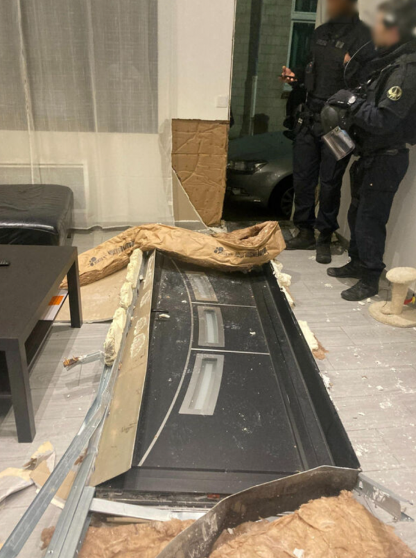 砸錯門打錯人，致人骨折住院，法國警方：兩扇門太像了