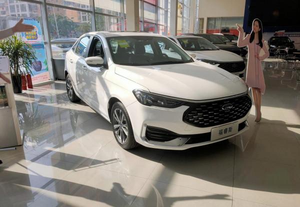 探店2021款福睿斯，1.5升動力依舊，頂配裸車價已到10萬內