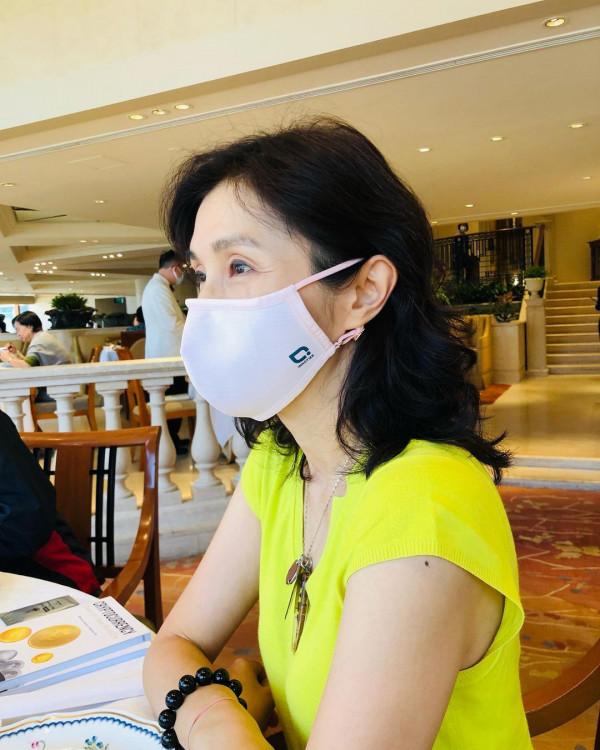 65歲港姐季軍王愛倫近況曝光，面板白皙細膩身材纖細，曾任慧妍雅集會長