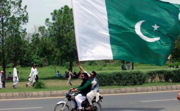 到巴基斯坦旅遊時,在街上手可不能亂伸,不然可能就要添個老婆了 到巴基斯坦旅遊時,在街上手可不能亂伸,不然可能就要添個老婆了