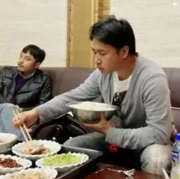 明星在片場吃飯的樣子,潘長江的接地氣,吳彥祖的最帥氣 明星在片場吃飯的樣子,潘長江的接地氣,吳彥祖的最帥氣