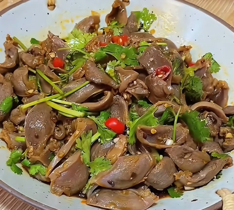 涼拌雞胗比燉的好吃太多了，酸辣開胃，全家誇你是大廚