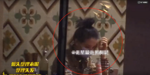 迪麗熱巴深夜與助理聚餐！喝豆奶濺一身表情失控，扎丸子頭好可愛