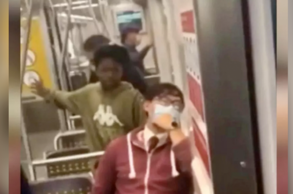 華裔女孩幫亞裔男生解圍，反遭非裔群毆！幾名男的抱頭躲避，現場無人幫忙