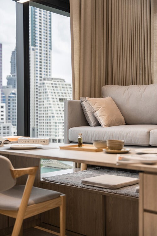 客廳打地臺屢試不爽，上方休閒下方儲物櫃，加高30公分餐桌都省了