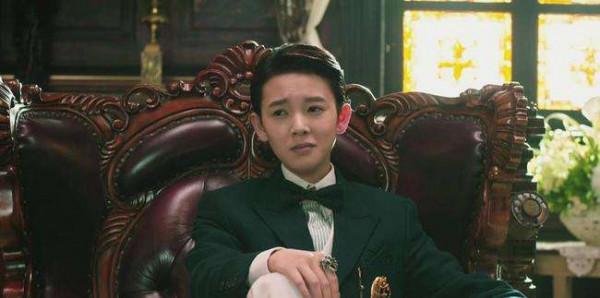 貼個胡茬就能裝男人？這6位女扮男裝才是不糊弄，英俊又有男人味