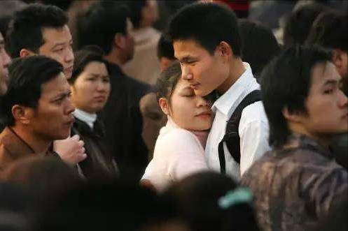 師傅車禍身亡後，徒弟全力照顧師傅妻女終獲芳心，有緣人喜結連理