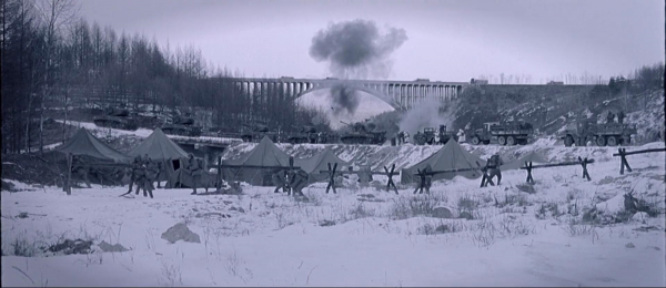 17歲的志願軍戰士，提著一籃子手榴彈，獨自夜襲美騎一師