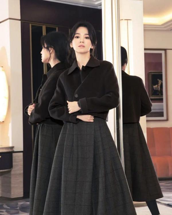 開啟首爾女郎的冬日衣櫥,跟著宋慧喬用經典單品穿出的精緻感 開啟首爾女郎的冬日衣櫥,跟著宋慧喬用經典單品穿出的精緻感