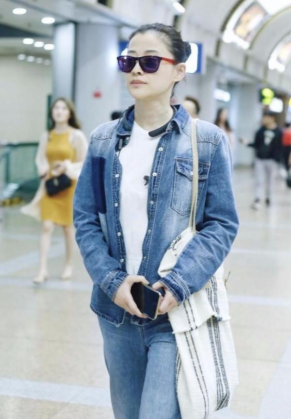 梅婷天生好氣質，一身牛仔衣現身機場，44歲還這麼漂亮