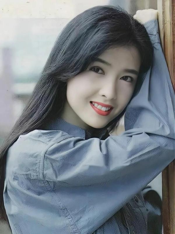 年輕時候的周慧敏也是一個大美人兒，長相給人一種很舒服的感覺