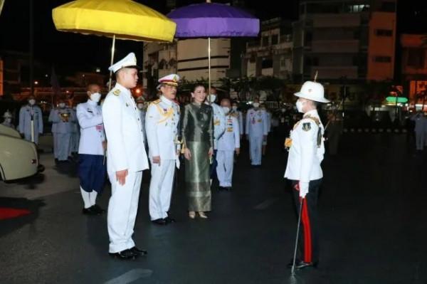 泰國16歲小王子出海度假！穿T恤亮相太帥氣，大公主陪同太溫馨啦