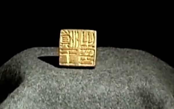 1954年雲南發現一座古墓，本以為是小墓葬，卻挖出千年前的古滇國