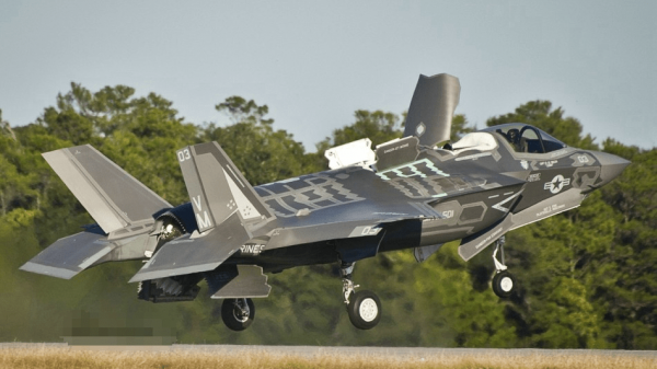 它是當今最先進的航空引擎 最大推力18噸 專配“閃電”戰鬥機 它是當今最先進的航空引擎 最大推力18噸 專配“閃電”戰鬥機