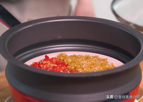 簡單好吃的清蒸剁椒魚片，鮮辣爽口，肉嫩味美，吃了一次還想吃