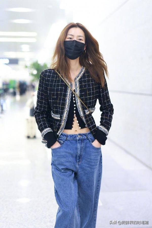 33歲劉雯“炫腹”上熱搜,“紙片腰”成冬天穿衣新風向標 33歲劉雯“炫腹”上熱搜,“紙片腰”成冬天穿衣新風向標