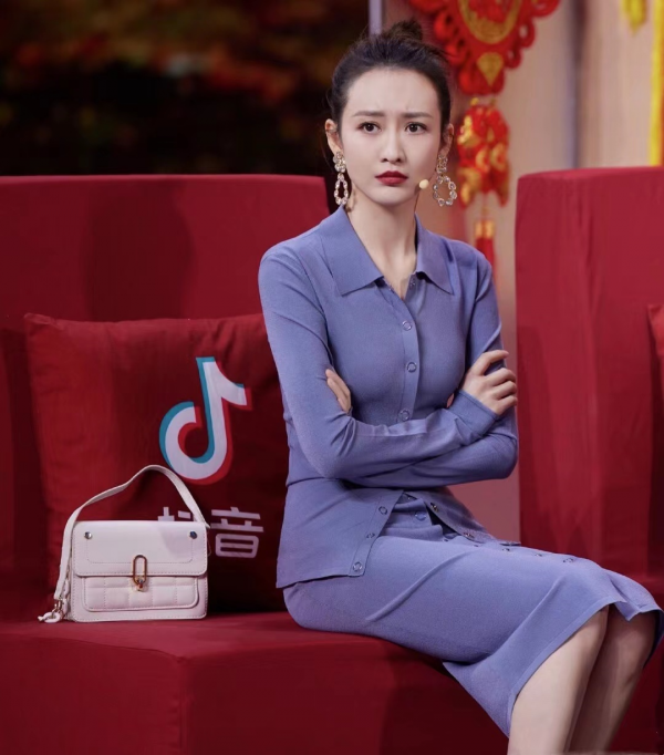 北京春晚：baby失策落下風，關曉彤長腿，難敵王鷗萬種風情