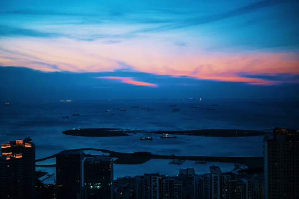 住進愛馬仕橙的房間，躺在高空看海景