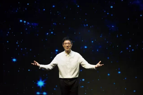 快本首位男主持李兵罕露面！頭髮烏黑有精神，曾在鄉村做節目14年