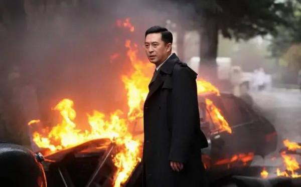 把《懸崖》和《潛伏》放在一起看，兩部諜戰劇的差距，就出來了