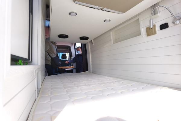 400Ah鋰電池配800W風感式太陽能!適合2人旅行的V90房車 400Ah鋰電池配800W風感式太陽能!適合2人旅行的V90房車