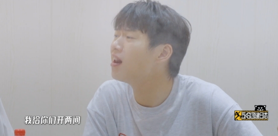 順道被拉來錄節目，不僅沒通告費還白搭錢進去，網友：有辱師門