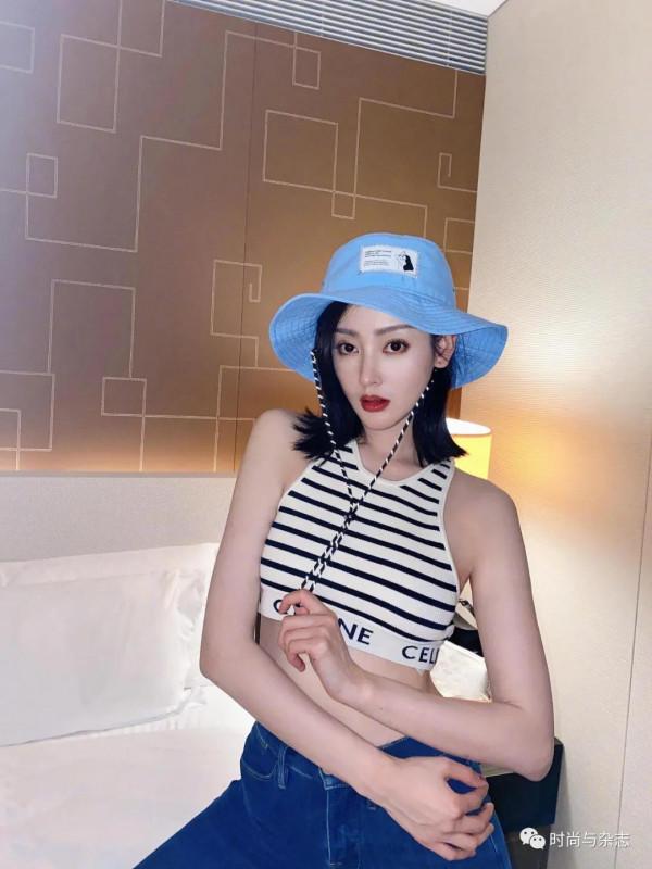 張天愛把牛仔外套的精髓穿出來了,搭藍色連衣裙高階時髦,真好看 張天愛把牛仔外套的精髓穿出來了,搭藍色連衣裙高階時髦,真好看