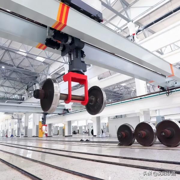 會修火車的機器人都長啥樣？