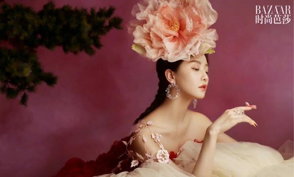 劉詩詩十月大片刷爆顏值新高度!戴“國花”穿印花裙,人比花嬌 劉詩詩十月大片刷爆顏值新高度!戴“國花”穿印花裙,人比花嬌