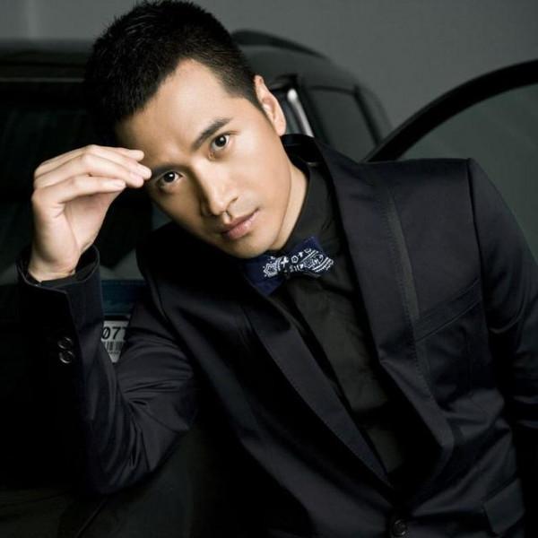 46歲的何晟銘走到今天該怪誰？功在於正，敗於誰呢？