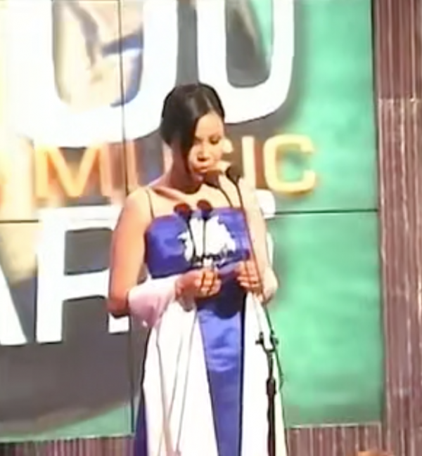 20年前揭開頒獎內幕，怒摔話筒手撕那英的田震，如今過得怎麼樣？