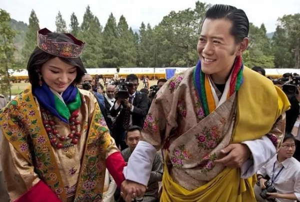 21歲不丹王后大婚時趴地跪拜國王，泰國王后跪泰王，還得跪小姑子