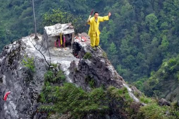 峭壁飛人鄒在宏:818米懸崖為人代燒“龍頭香”,最多一天賺2萬 峭壁飛人鄒在宏:818米懸崖為人代燒“龍頭香”,最多一天賺2萬