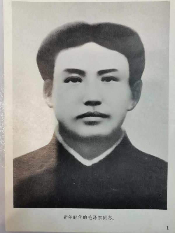 偉大領袖毛主席永遠活在我們心中