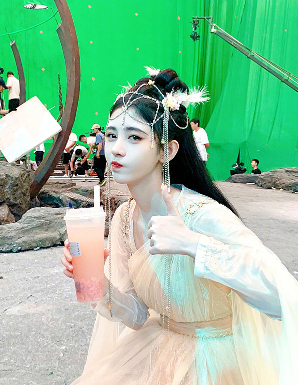 鞠婧禕新劇《花戎》殺青片場花絮曝光 穿古裝喝奶茶美美比贊