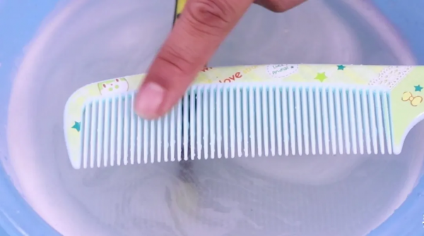 拿兩個舊牙刷綁在一起，放在廚房竟如此實用，千家萬戶都能用到