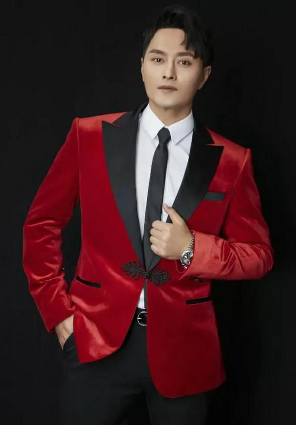 好歌手雲飛：娶&OpenCurlyDoubleQuote;古典女神&rdquo;美嬌妻，6登央視春晚，為人低調樸素