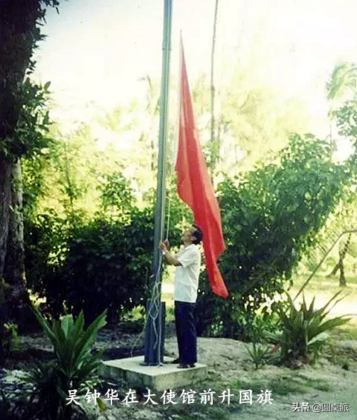 喝雨水、挖野菜，中國“最孤獨”的大使，唯一的夥伴是條狗