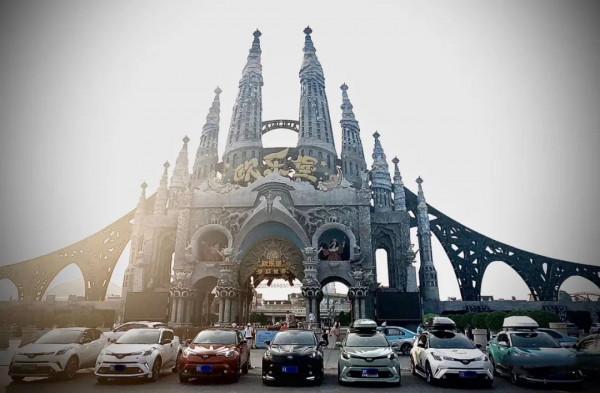 豐田奕澤趴低後化身陸地小坦克,車內竟然還開起了夜店? 豐田奕澤趴低後化身陸地小坦克,車內竟然還開起了夜店?