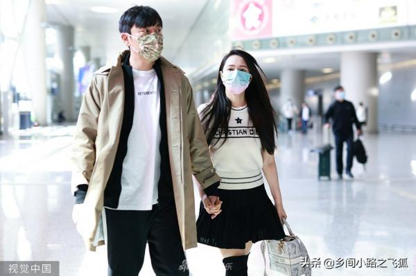 伊能靜學院風造型減齡氣質 與秦昊牽手現身眼神甜蜜