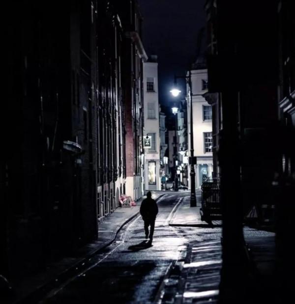 日本13歲少女凌晨前往便利店，半路被神秘男子帶走，從此音訊全無